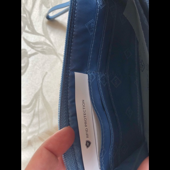 NWT Vera Bradley RFID Wristlet front zip Wallet - Picture 4 of 8